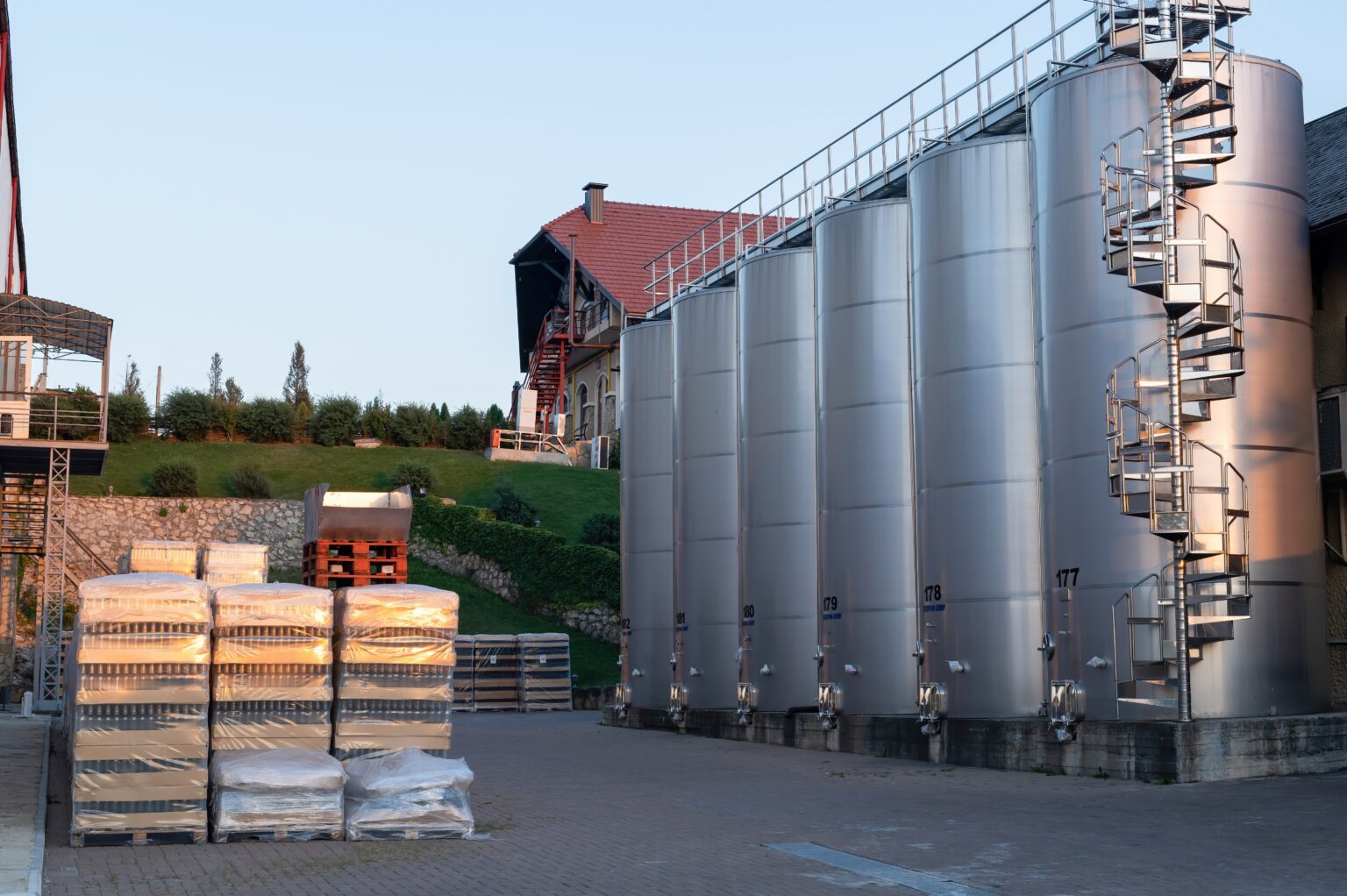 What to Consider Before Buying a 1000 Gallon Vertical Water Tank